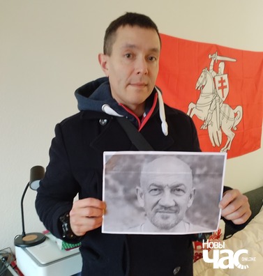Аляксей Галоўкін з партрэтам Уладзіміра Гундара. Фота Вольгі Класкоўскай Аляксей Галоўкін з партрэтам Уладзіміра Гундара. Фота Вольгі Класкоўскай