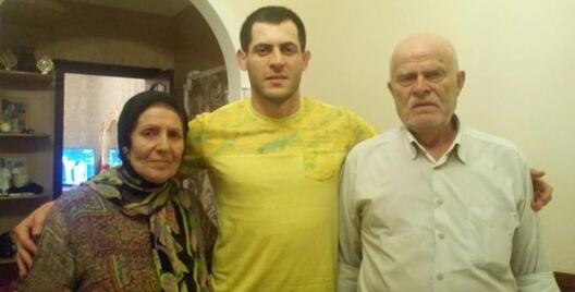 Фота: Facebook. Мурад Амрыеў са сваёй сям'ёй.﻿