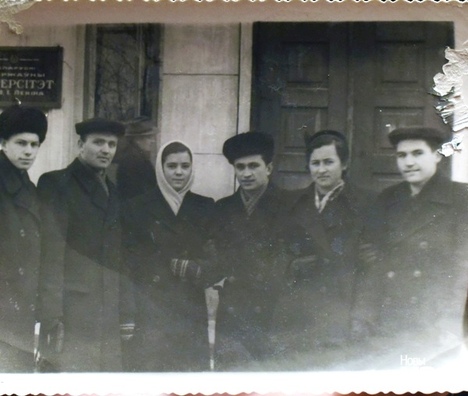 Арсень Ліс з універсітэцкімі сябрамі (трэці справа) 195(4)5 год Арсень Ліс з універсітэцкімі сябрамі (трэці справа) 195(4)5 год