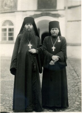 Аўгусцін (злева) з невядомым манахам, 1958 год Аўгусцін (злева) з невядомым манахам, 1958 год