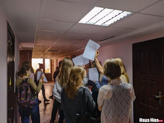 Чарга на выхад з БРСМ у адным з мінскіх вну Чарга на выхад з БРСМ у адным з мінскіх вну