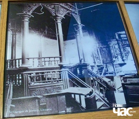 Фота сінагогі ў Азёрах (цяпер Гродзенскі раён). Музей габрэяў у Парыжы. Фота сінагогі ў Азёрах (цяпер Гродзенскі раён). Музей габрэяў у Парыжы.