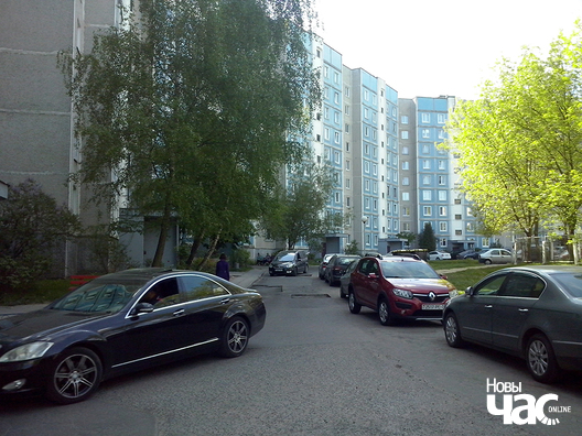 Ажыўлены рух у двары на Рафіева, 78 Ажыўлены рух у двары на Рафіева, 78