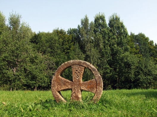 Крыж у коле з Айзкраўкле (Латвія). Крыніца: wikimedia.org Крыж у коле з Айзкраўкле (Латвія). Крыніца: wikimedia.org
