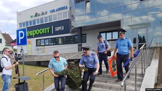 Падчас затрымання Алеся Пушкіна за перформанс у Крупках. 6 чэрвеня 2019 года Падчас затрымання Алеся Пушкіна за перформанс у Крупках. 6 чэрвеня 2019 года