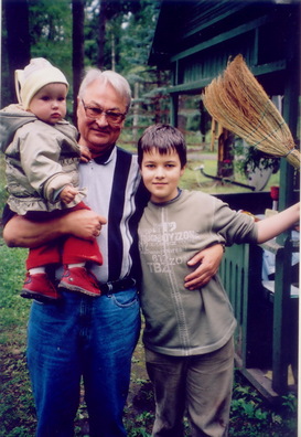 Генадзь Бураўкін з унукамі. Фота: baj.by Генадзь Бураўкін з унукамі. Фота: baj.by