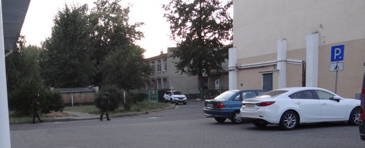 Двары абстаўленыя вайскоўцамі з “Калашнікавымі” Двары абстаўленыя вайскоўцамі з “Калашнікавымі”