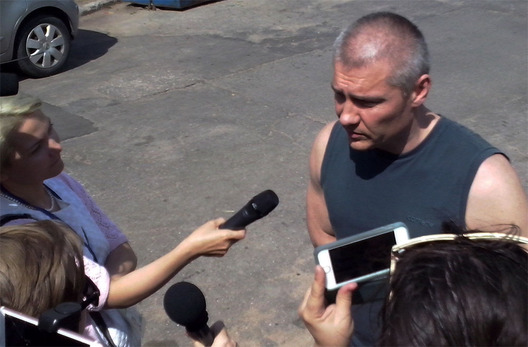Міраслаў Лазоўскі, першае інтэрв'ю на волі ў двары свайго дому Міраслаў Лазоўскі, першае інтэрв'ю на волі ў двары свайго дому