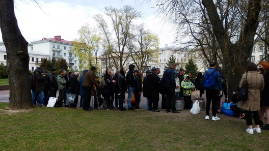 Валанцёры раздаюць ежу бяздомным у Міхайлаўскім скверы Мінска Валанцёры раздаюць ежу бяздомным у Міхайлаўскім скверы Мінска