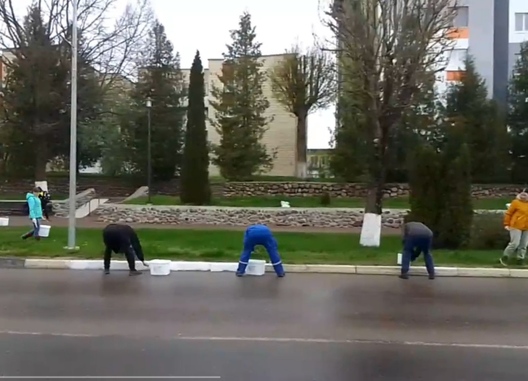 2/3 bjudzetniki_farbujuc_bardzjury_u_lahojsku_2.jpg