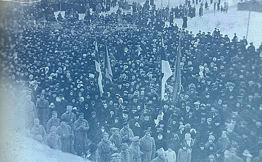 Абвяшчэнне Дэкларацыі аб незалежнасці ў Пярну, 24 лютага 1918. Адзін з першых здымкаў Эстонскай Рэспублікі Абвяшчэнне Дэкларацыі аб незалежнасці ў Пярну, 24 лютага 1918. Адзін з першых здымкаў Эстонскай Рэспублікі