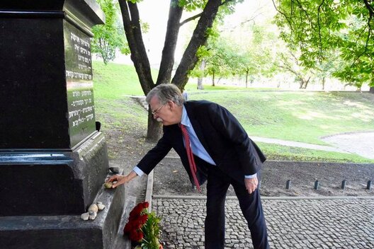 Джон Болтан наведвае мемарыял "Яма" ў Мінску. Фота: Пасольства ЗША ў Мінску Джон Болтан наведвае мемарыял "Яма" ў Мінску. Фота: Пасольства ЗША ў Мінску