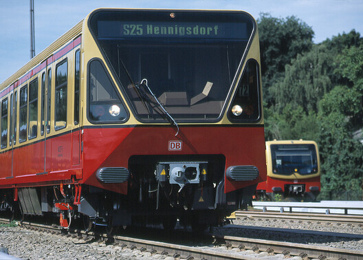 Цягнік берлінскай S-Bahn серыі BR 480 на маршруце S25 да Hennigsdorf. Пасля 1984 года эксплуатацыя заходнеберлінскай часткі сеткі перайшла пад кантроль гарадской кампаніі BVG.Крыніца: Wikimedia Commons, аўтар Clemensfranz, CC BY-SA 3.0. Цягнік берлінскай S-Bahn серыі BR 480 на маршруце S25 да Hennigsdorf. Пасля 1984 года эксплуатацыя заходнеберлінскай часткі сеткі перайшла пад кантроль гарадской кампаніі BVG.Крыніца: Wikimedia Commons, аўтар Clemensfranz, CC BY-SA 3.0.