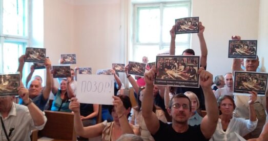 У Бярэсці на судзе людзі разгарнулі плакаты з копіяй карціны «Здзіранне скуры з прадажнага суддзі» 