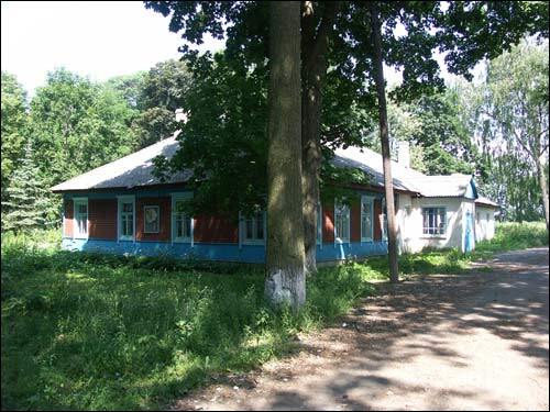 Так выглядаў сядзібны дом у 2006 годзе. Фота: К. Шастоўскі, сайт radzima.org Так выглядаў сядзібны дом у 2006 годзе. Фота: К. Шастоўскі, сайт radzima.org