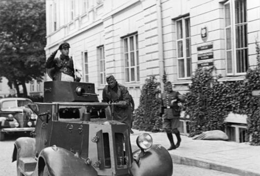 6/6 bundesarchiv_bild_101i_013_0068_33__polen__treffen_deutscher_und_sowjetischer_soldaten.jpg