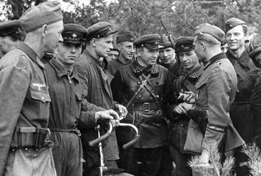 4/4 bundesarchiv_bild_101i_121_0008_25__polen__treffen_deutscher_und_sowjetischer_soldaten.jpg