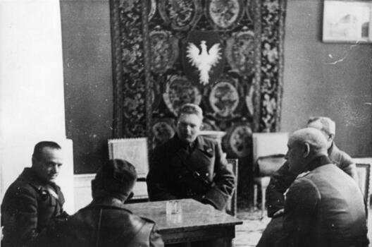 2/6 bundesarchiv_bild_146_1979_050_27a__polen__treffen_dtsch._und_sowjet._militars.jpg