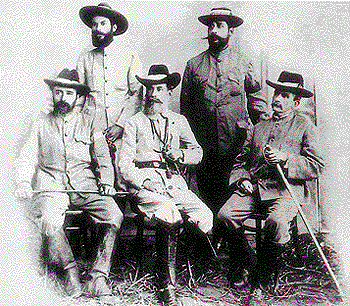 Некаторыя лідары рэвалюцыі, генерал Матас сядзіць у цэнтры Некаторыя лідары рэвалюцыі, генерал Матас сядзіць у цэнтры