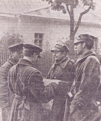 Чырвонаармейцы размаўляюць з палоннымі жаўнерамі Войска Польскага Чырвонаармейцы размаўляюць з палоннымі жаўнерамі Войска Польскага