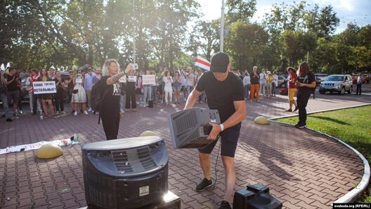 Пратэст супраць дзяржаўнай тэлевізійнай прапаганды. Мінск, жнівень 2020 году Пратэст супраць дзяржаўнай тэлевізійнай прапаганды. Мінск, жнівень 2020 году
