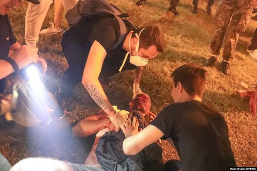 Дабравольцы аказваюць Раману першую дапамогу Дабравольцы аказваюць Раману першую дапамогу