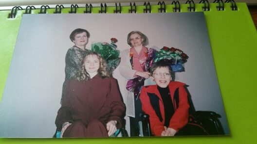 Студэнткі Галіна Каспяровіч (злева) і Дар’я Ліс з выкладчыцамі на філалагічным факультэце БДПУ. Фота забяспечанае Дашай Ліс. Студэнткі Галіна Каспяровіч (злева) і Дар’я Ліс з выкладчыцамі на філалагічным факультэце БДПУ. Фота забяспечанае Дашай Ліс.