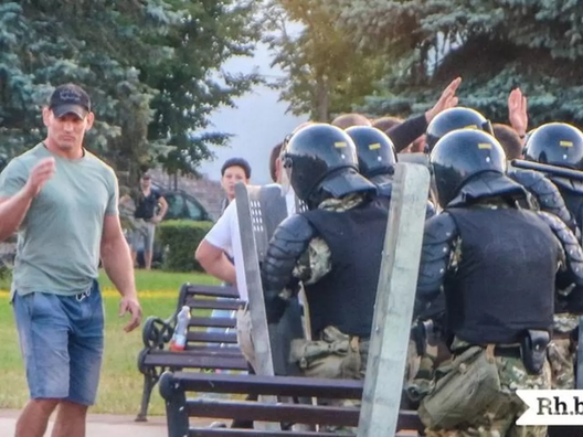 Аляксей Кудзін падчас пратэстаў у Маладзечна. Фота «Рэгіянальнай газеты» Аляксей Кудзін падчас пратэстаў у Маладзечна. Фота «Рэгіянальнай газеты»