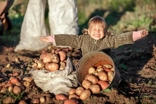 depositphotos_122844816_stock_photo_children_in_garden.jpg depositphotos_122844816_stock_photo_children_in_garden.jpg