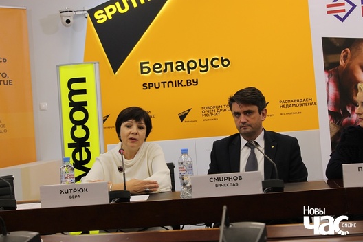 Вера Хітрук і прадстаўнік кампаніі velcom Вячаслаў Смірноў Вера Хітрук і прадстаўнік кампаніі velcom Вячаслаў Смірноў