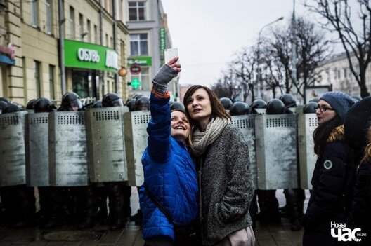 Адным з сімвалаў мірных пратэстаў 2017 года ў Беларусі стала фота дзяўчат на фоне ўзброеных шчытамі амапаўцаў. Фота Уладзіслава Рубанава Адным з сімвалаў мірных пратэстаў 2017 года ў Беларусі стала фота дзяўчат на фоне ўзброеных шчытамі амапаўцаў. Фота Уладзіслава Рубанава