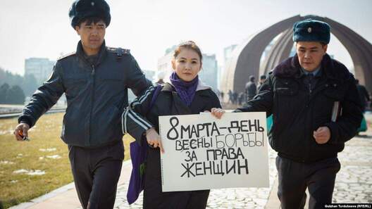 Міліцыя затрымлівае ўдзельніцу мітынга Міліцыя затрымлівае ўдзельніцу мітынга