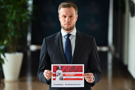 Міністр замежных спраў Літвы Габрыэлюс Ландсбергіс з партрэтам палітзняволенай Марфы Рабковай. Фота: ehu.lt Міністр замежных спраў Літвы Габрыэлюс Ландсбергіс з партрэтам палітзняволенай Марфы Рабковай. Фота: ehu.lt