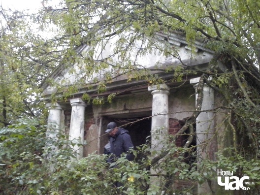 Фасад капліцы-пахавальні Рдултоўскіх, зануранай у зямлю Фасад капліцы-пахавальні Рдултоўскіх, зануранай у зямлю