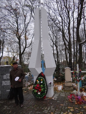Марат Краўцоў каля помніка ахвярам палітычных рэпрэсій у СССР на Трышынскіх могілках (Брэст). Марат Краўцоў каля помніка ахвярам палітычных рэпрэсій у СССР на Трышынскіх могілках (Брэст).