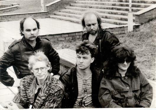 «Сузор’е» 1990 год. Першы шэраг, злева направа: Андрэй Філатаў, Павал Харэвіч, Нэлі Дзянісава; другі шэраг – Андрэй Казлоўскі і Аляксандр Несцяровіч. Фота з архіва Паўла Харэвіча. «Сузор’е» 1990 год. Першы шэраг, злева направа: Андрэй Філатаў, Павал Харэвіч, Нэлі Дзянісава; другі шэраг – Андрэй Казлоўскі і Аляксандр Несцяровіч. Фота з архіва Паўла Харэвіча.