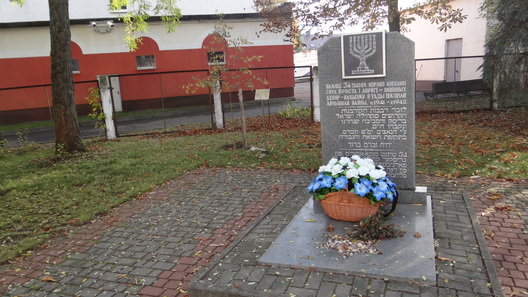 Помнік загінулым яўрэям Брэсцкага гета непадалёку ад кінатэатра «Беларусь», былой харальнай сінагогі. Помнік загінулым яўрэям Брэсцкага гета непадалёку ад кінатэатра «Беларусь», былой харальнай сінагогі. 