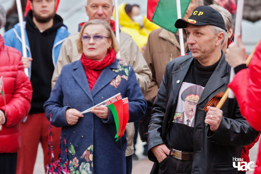 Няма праблемы ў тым, каб знайсці 40 тысяч адданых Лукашэнку людзей, якія жадаюць атрымаць зброю і адпаведна павысіць сваю вагу ў грамадстве. Ілюстрацыйная выява. Няма праблемы ў тым, каб знайсці 40 тысяч адданых Лукашэнку людзей, якія жадаюць атрымаць зброю і адпаведна павысіць сваю вагу ў грамадстве. Ілюстрацыйная выява.
