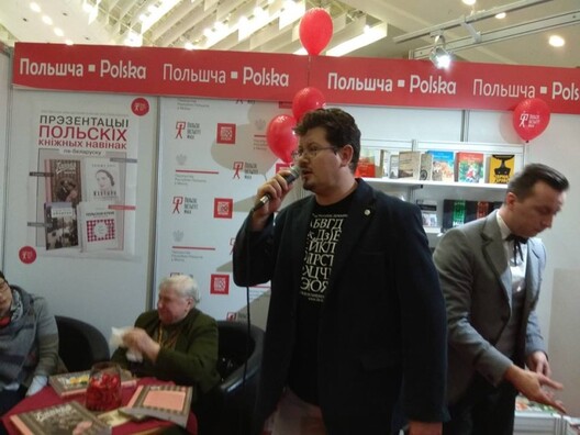 Прафесарка Святлана Мусіенка на гэтым фота выцірае адзенне ад кавы Прафесарка Святлана Мусіенка на гэтым фота выцірае адзенне ад кавы