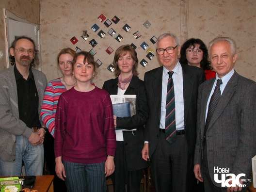 Рэдакцыя «Згоды» з кіраўніком місіі АБСЕ у Мінску Эберхардам Хайкенам, травень 2004 года Рэдакцыя «Згоды» з кіраўніком місіі АБСЕ у Мінску Эберхардам Хайкенам, травень 2004 года