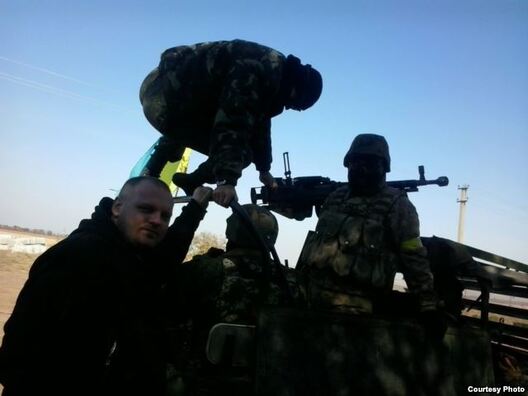 Зміцер Галко з абаронцамі данецкага аэрапорта, кібаргамі, як іх называюць у народзе. Зміцер Галко з абаронцамі данецкага аэрапорта, кібаргамі, як іх называюць у народзе.