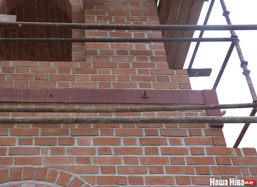 Старая частка і навадзел сцягнутыя абоймай са сталёвых швелераў. Старая частка і навадзел сцягнутыя абоймай са сталёвых швелераў.