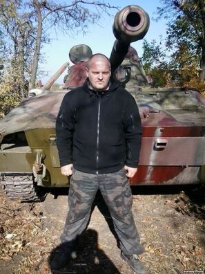 На фоне баявой машыны. На фоне баявой машыны.