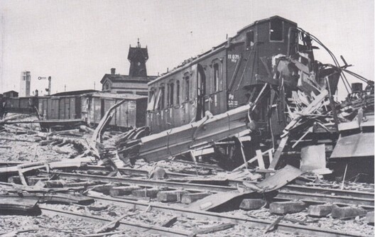 Адна з польскіх станцый пасля бамбардзіроўкі Адна з польскіх станцый пасля бамбардзіроўкі