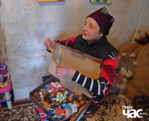 Вольга Уладзіміраўна, бабуля, паказвае, колькі ўсяго Насця зляпіла з пластыліну Вольга Уладзіміраўна, бабуля, паказвае, колькі ўсяго Насця зляпіла з пластыліну