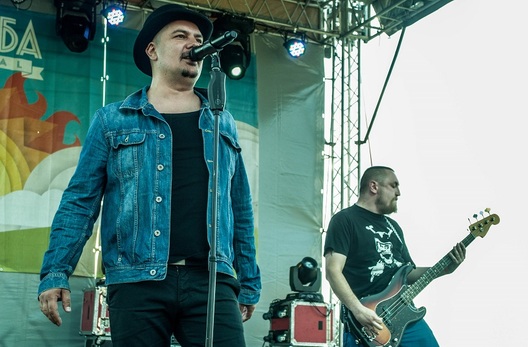 19/25 dsc_0488_logo.jpg