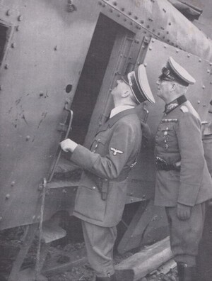 Гітлер ля падбітага польскага бронецягніка Гітлер ля падбітага польскага бронецягніка