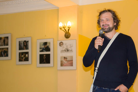 На выставе таксама прысутнічаў настаўнік Арцёма, вядомы гомельскі фатограф Юры Бірукоў На выставе таксама прысутнічаў настаўнік Арцёма, вядомы гомельскі фатограф Юры Бірукоў