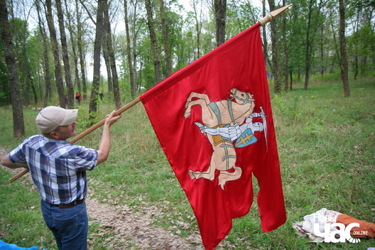 Актывіст Руху "За Свабоду" Аляксей Кавалец разгортвае харугву з Пагоняй Актывіст Руху "За Свабоду" Аляксей Кавалец разгортвае харугву з Пагоняй