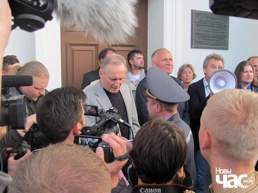 13/16 img_9130_logo.jpg